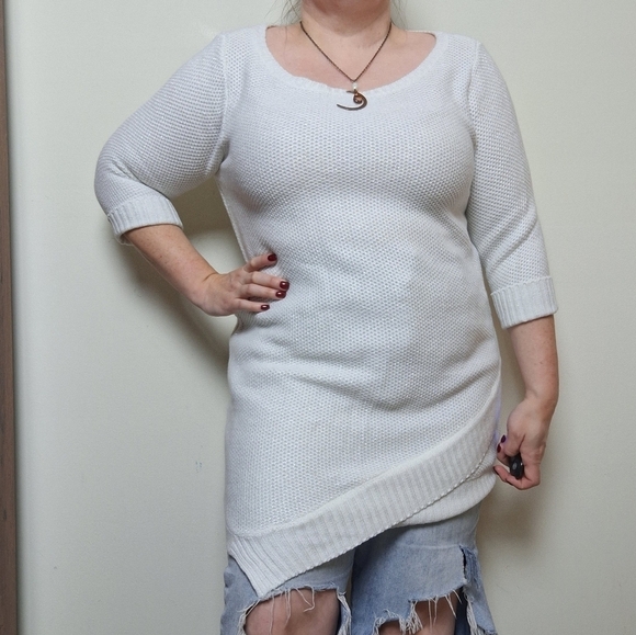 Design History Sweaters - Design history White Asymmetrical Hem Sweater